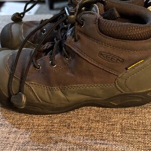KEEN Boy’s Dark Brown Waterproof Trail Boots Sz 1